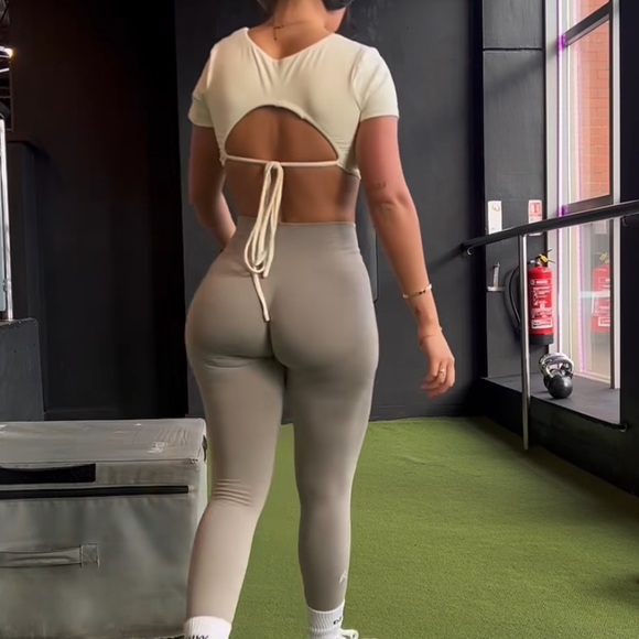 Lazuli label crop top in cream - Picture 6 of 17